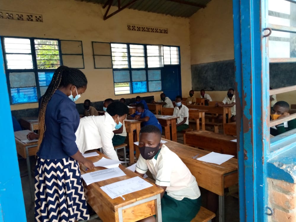 Abanyeshuri barangije amashuri abanza batangiye ibizamini bya Leta