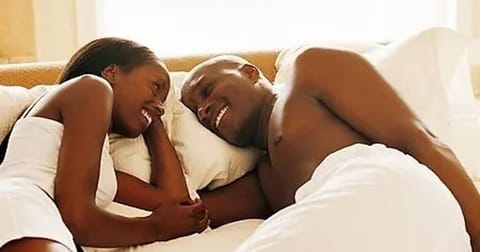 Dore impamvu kuryama wambaye ubusa bikwiye kuba itegeko